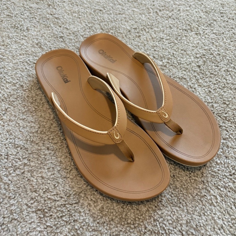 OluKai Uiki Sandals Womens 7 Tan Flip Flops Comfort Casual Beach Vacation Hawaii
